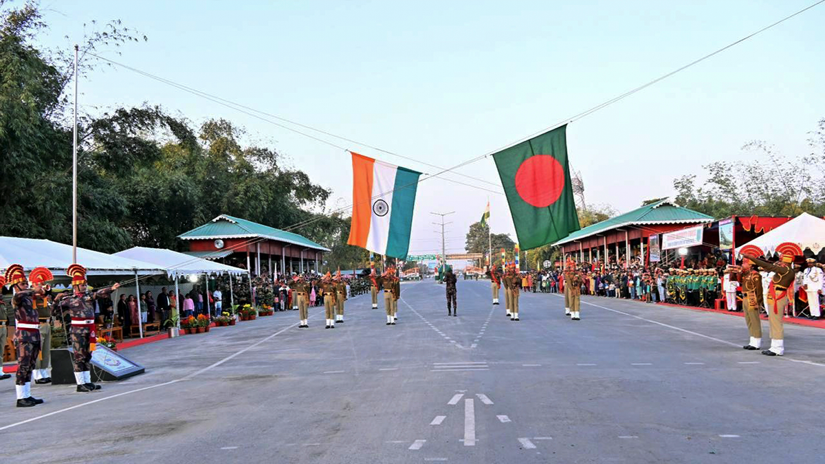 Indo-Bangladesh Row over Border Fencing; UK PM Under Pressure to Sack Hasina's Niece